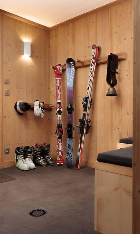 A comfortable entry to remove your shoes and put your skiing items