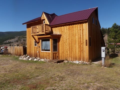 Cabin front' side at River Street, showing balcony from 'West Elk Suite' bedroom