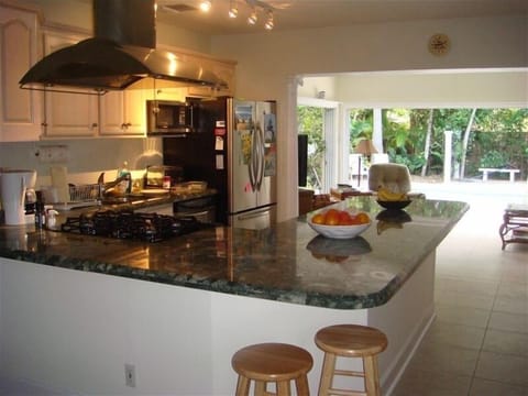 fully equipped kitchen; counter seating