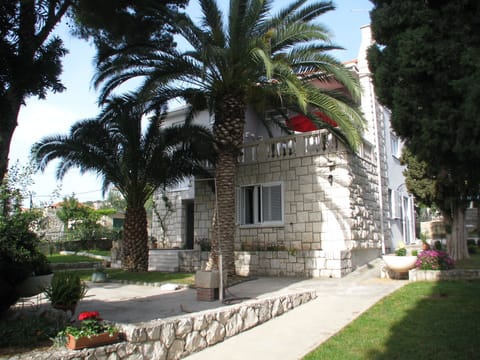 Profil side of the villa 
