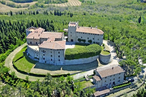 Castello di Montegiove and the guesthouse seen from above. 