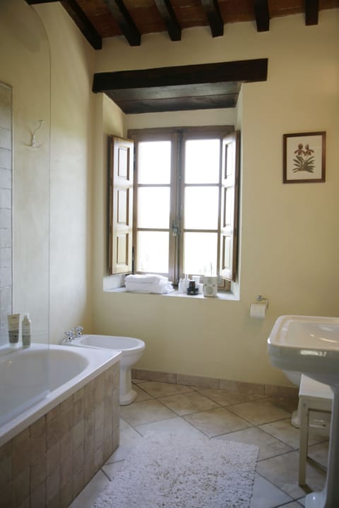 Bathroom. Castello di Montegiove. Leccino
