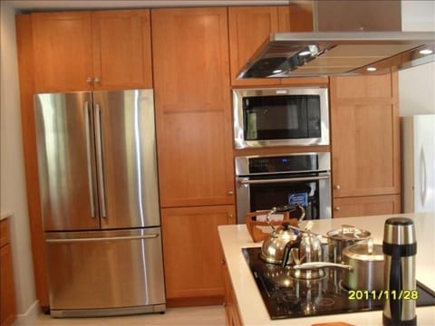 Fridge, microwave, dishwasher, coffee/tea maker