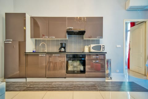 Fridge, oven, dishwasher, coffee/tea maker