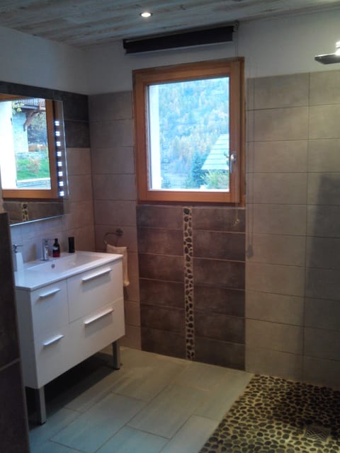 Combined shower/tub, towels, toilet paper