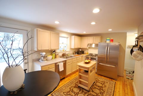 Great kitchen/dining with all new high end appliances.