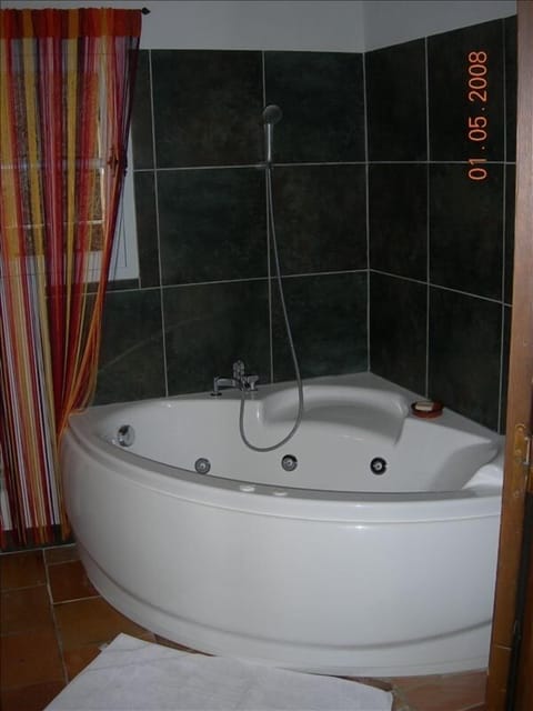 Combined shower/tub, jetted tub, hair dryer, towels