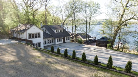Accessible Lake House w/3,900 sq ft has 7BRs +6BAs+450 sq ft Gathering-Game Rm!
