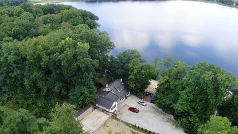 The sprawling Woodlands Lodge retreat has commanding views of Stone Lake.