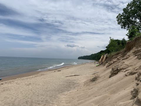 Beach nearby, sun loungers, beach towels