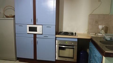 Fridge, microwave, oven, coffee/tea maker