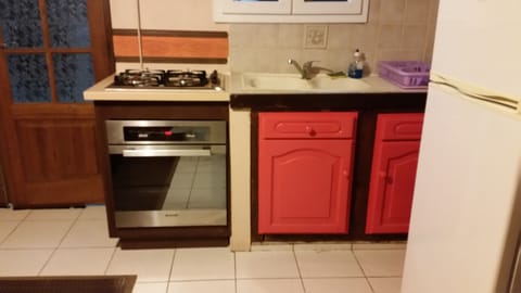 Fridge, microwave, oven, coffee/tea maker