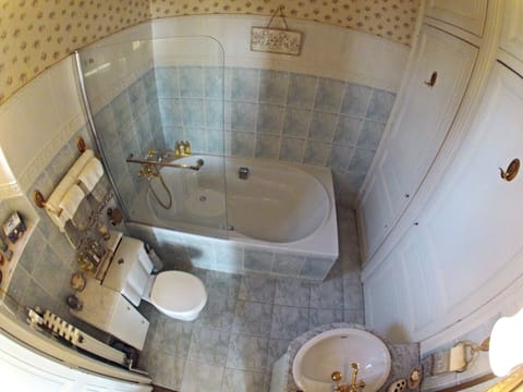 Combined shower/tub, hair dryer, towels