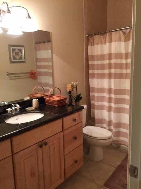 Combined shower/tub, towels