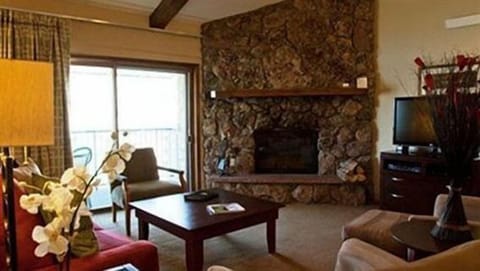 Living room qith queen sleeper sofa