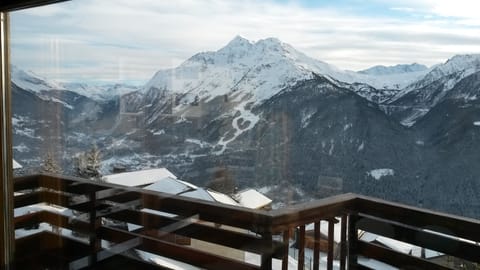 BALCONY AND MONT POURRI (3779M)