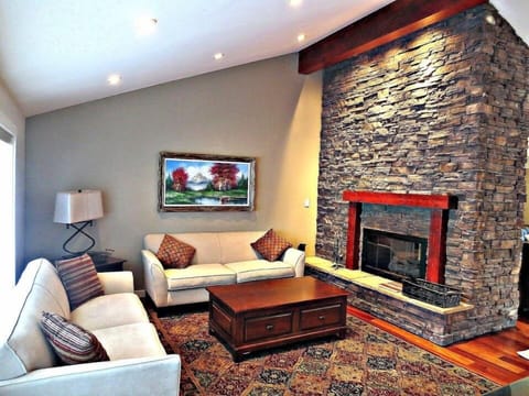 LIVING ROOM WITH GAS FIREPLACE