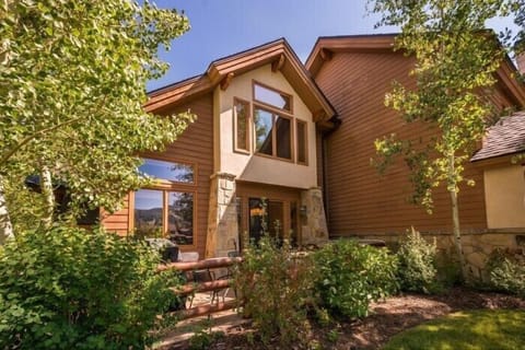 4 Bedroom/4 Bath Deer Lake Village townhome with mountain views!
