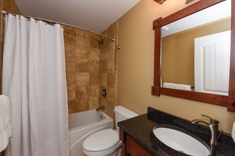 Combined shower/tub, towels