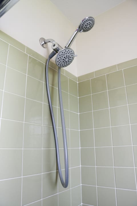 Combined shower/tub, hair dryer, towels