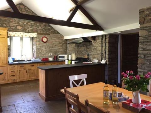 Kitchen and dining area at Llwyn Llwyd cottage Aberyscir Brecon 07860581466