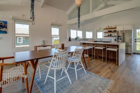 Dining Area and Breakfast Bar