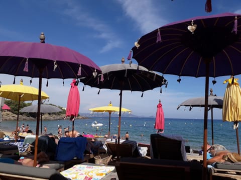 Beach nearby, sun loungers, beach towels