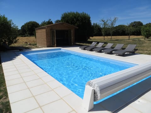 Heated Swimming pool (9M x 4M) with tanning step and full width tanning step.
