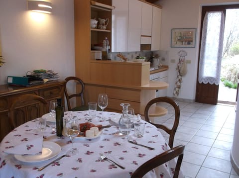 Dining are looking towards kitchen