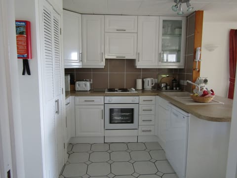 a gourmet kitchen, with hob, oven, dishwasher, washer & dryer . Fridge & freezer