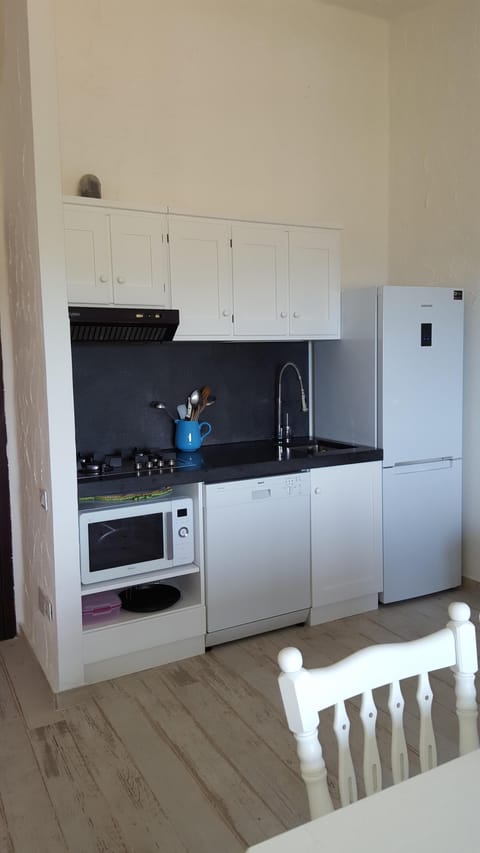 Fridge, microwave, dishwasher, coffee/tea maker