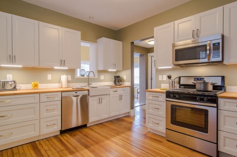 Private kitchen | Fridge, microwave, stovetop, dishwasher