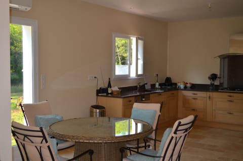 New kitchen with dining table (more seating)
