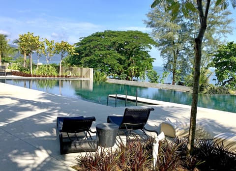 Beachfront pool with direct sea view. - perfect spot for sunbathing