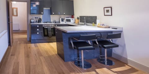 Fully equipped kitchen and breakfast bar.