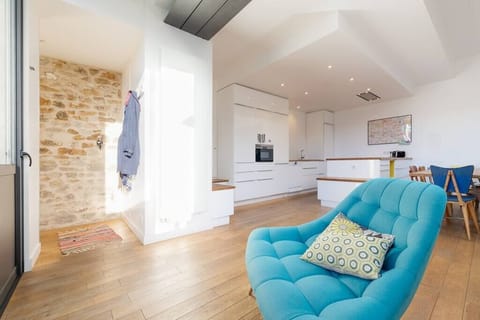 La maison s'ouvre sur une grande pièce de vie qui communique avec la terrasse surélevée.