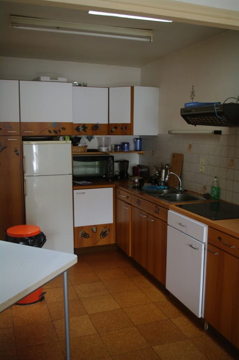 Fridge, oven, stovetop, coffee/tea maker