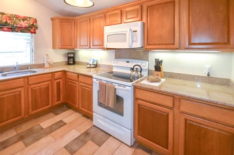 Spacious Fully Equipped Kitchen (All Appliances - Toaster, Blender, Coffee)