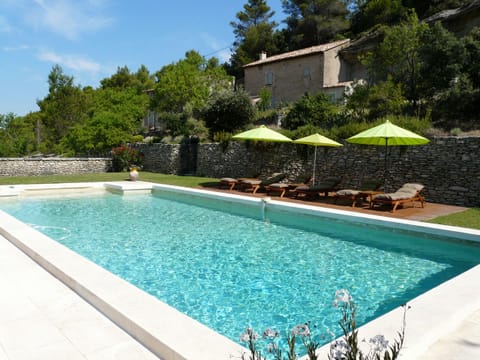 LACOSTE vacation rental, comfortable farmhouse for rent, swimming pool for 6 people. Online reservation with Plaisirs & Maisons de Provence
