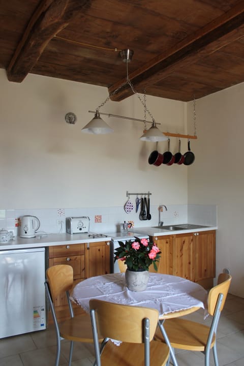 Kitchen & dining area