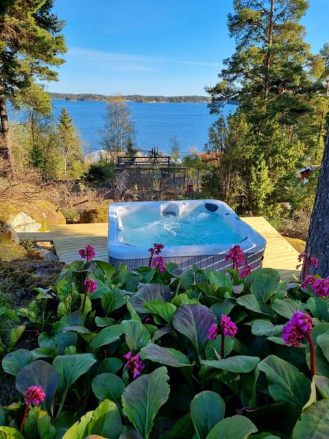 Outdoor spa tub