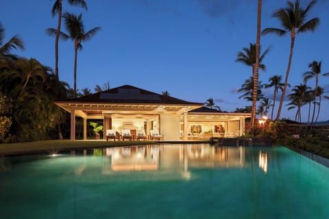WAIULU GRAND ESTATE VILLA ~ OCEAN VIEWS AND LARGE INFINITY POOL