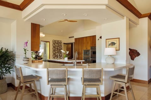 GRANITE AND STAINLESS STEEL KITCHEN - FULLY EQUIPPED!