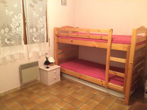 3 bedrooms, iron/ironing board, cribs/infant beds