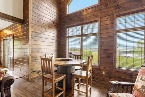 Seating for 4 in living room area