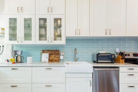 Fully Renovated Kitchen: Bosch Appliances & Well-Equipped Tools