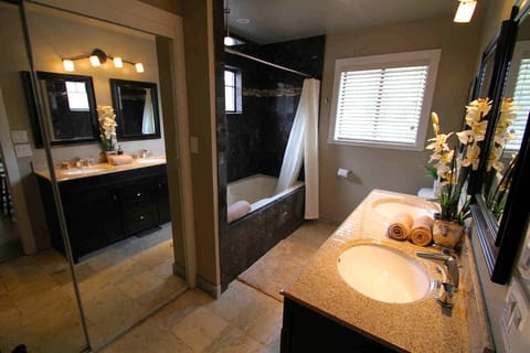 Combined shower/tub, jetted tub, hair dryer, towels