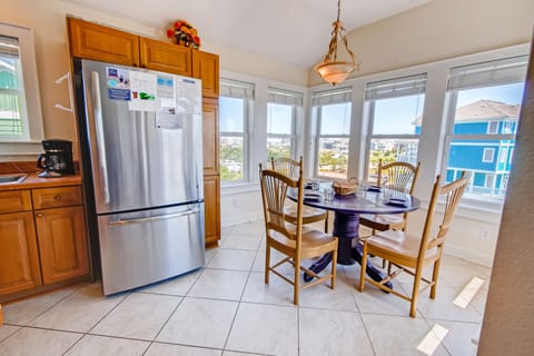 Full-size fridge, microwave, oven, stovetop