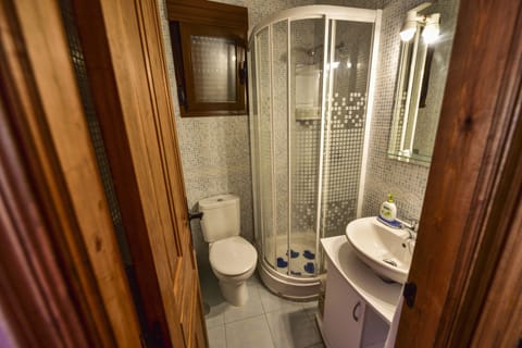 Combined shower/tub, hair dryer, bidet, towels