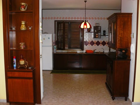 Fridge, oven, stovetop, coffee/tea maker